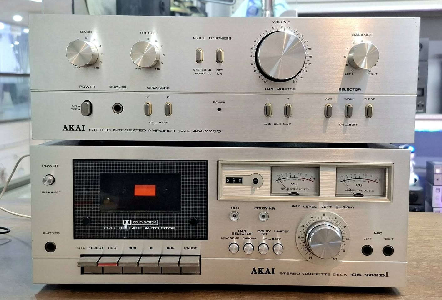 AKAI @ AKAI 🎼 🎸🎻🥁🪘🪕
امبلیفایر و دك كاسیت اكای 
سلفر فیس المنیوم 38 سم 
نظیف جدا . یابانی الصنع 
امبلیفایر یخرج 4 السماعات 
دك كاسیت نظام دولبی كیجات 
مكانی اربیل سوق منارة
ماعندی توصیل
سعر / 275 الف 
واتس اب / ***********
