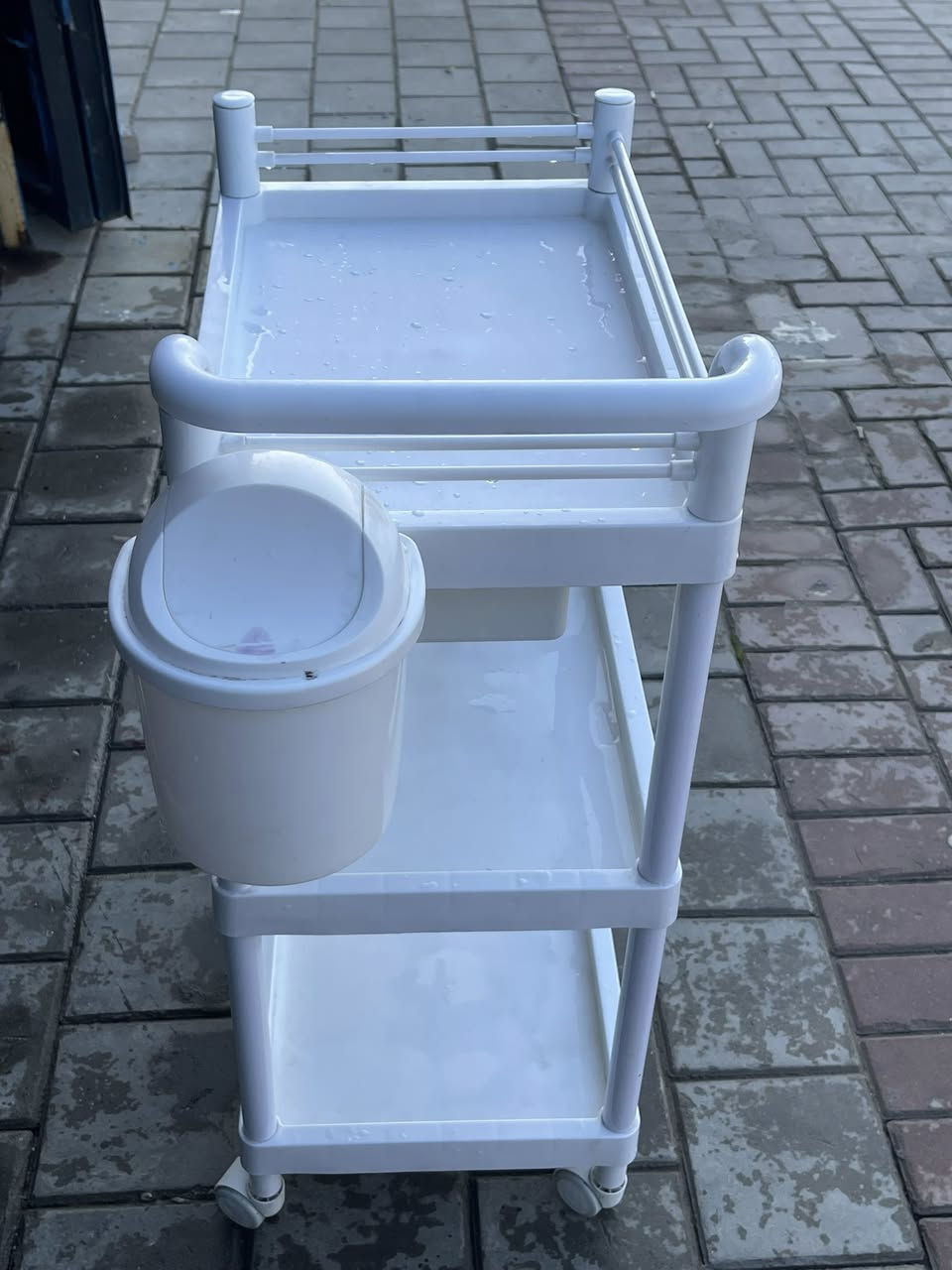 عربانه لون ابيض مستعمل قليل كميه خير من الله سعر القطعه 25 الف دينار فقط العنوان بغداد البنوك حي سومر 
الرقم : *********** •
