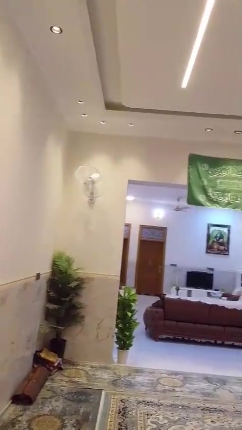 السلام عليكم 
بيت للبيع العنوان حي منصور خلف علوة السيد على الشارع الرئيسي مباشر 
بناء جديد و مرتب سند 25 مداور مباشر 
يحتوي البيت على 3 غرف نوم واحدة منها 
لمعرفة التفاصيل اكثر الاتصال على الرقم 
*********** 
او زيارة مكتب بوابة الخير للعقار الكائن في شارع سيد يونس مجاور سالم الفتلاوي ابو زهراء
