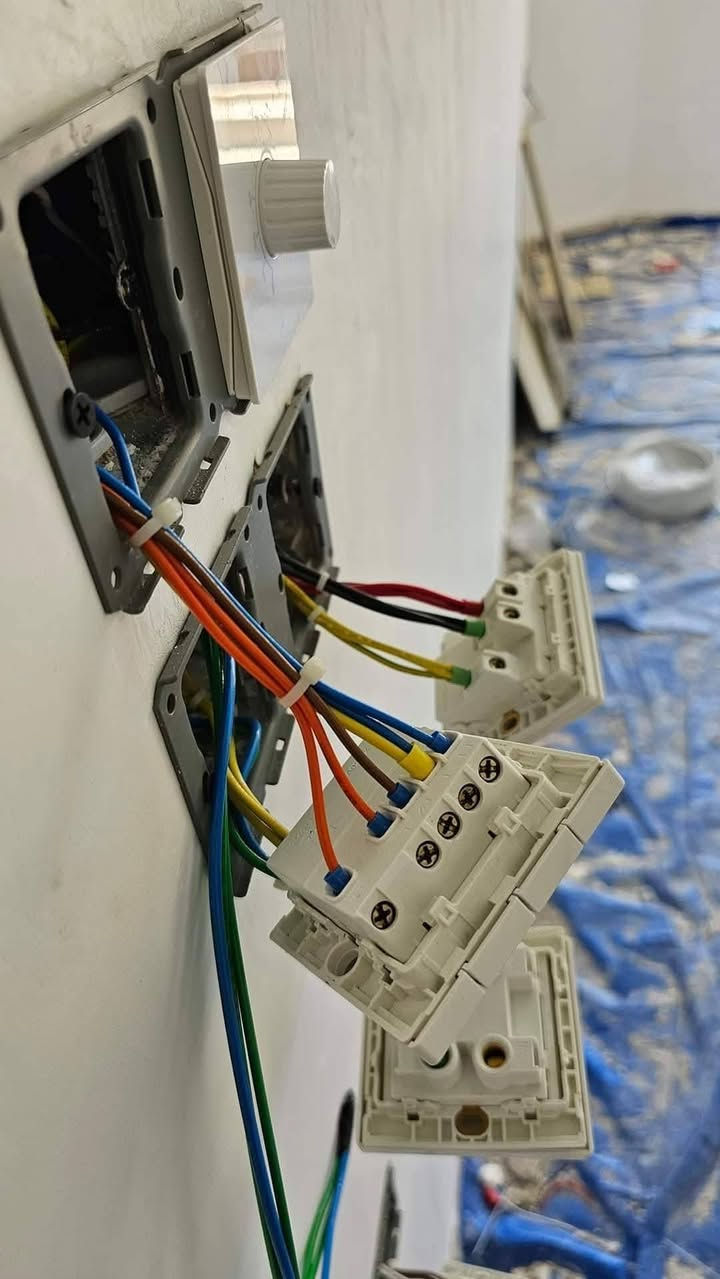 سعر النقطه تاسيس سيمنز دفن الفين فقط
تاسيس كهرباء باسعار 
مناسبه جدا وصيانه العطلات في المنزل

 الاسعار +❤️😍 ملاحظه العوائل الي دخلها محدود بنص السعر يعني بنص سعر النقطه المراسله خاص 
تنصيب البورد او اللوحة الكهربائه15الف فقط
تاسيس منزل بوري نقطه 3000فقط
تاسيس منزل سيمنز دفن 2000
او كافه التاسيسات الظاهريه 2000

أسعارنه تنافسيه جدا
***********
***********
