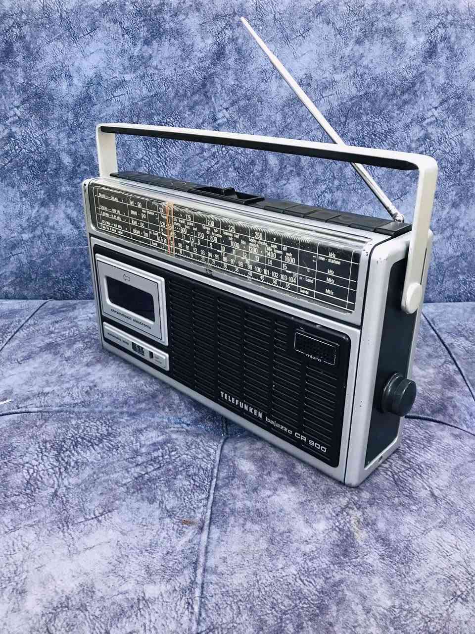 للبيع من شركة تلفونكن
جهاز مسجل راديو صناعة المانيا 🇩🇪
نظافة الجهاز 95 ٪؜ صناعة 1978 
راديو  FM / MW / KW / LW 
وزن ثقيل  وسحب راديو جداً راقي 
كهرباء 220 V + بطاريات عدد 6 وسط
للاستفسار اكثر مراسلة الصفحة 
وات ساب *********** اتصال ☎️
