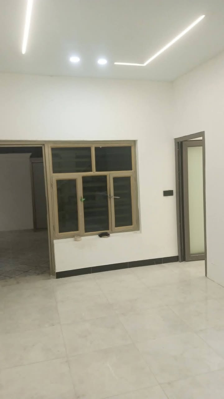 للبيع بيت بناء جديد 🏠
المساحة: ١٣٥ متر ركن 
البيت حديث البناء وتصميمه مرتب ومناسب للعائلة.

يتكون من غرف نوم وصالة ومطبخ وحمام، وبناء حديث وجاهز للسكن.
الموقع هادئ  الخدمات  قريبه جدا وراح يتبلط شارعه  مدارس  قريبه جدا إبتدائية ومتوسطه 

للاستفسار والمشاهدة يرجى الاتصال على الخاص أو الرقم: (***********).
