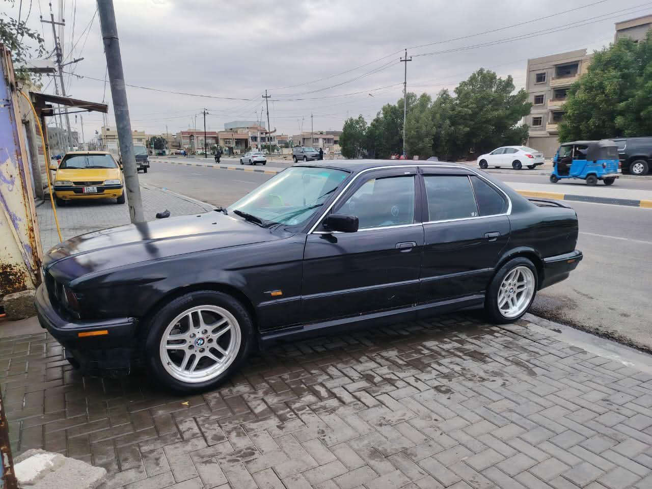 سلام عليكم
للبيع بي ام 525 مسكر
كير عادي
مكينة وكير كفالة عامة
تبريد ثلج
غرفة جديدة
حدادية جديدة هستوني شادهة
رقم نجف سنوية نافذة صارلها 4سنوات تريد تحويل تريد وكالة 
السعر 48ورقة وبيهة مجال
مكان السيارة البصرة قضاء الزبير
الاتصال
***********
