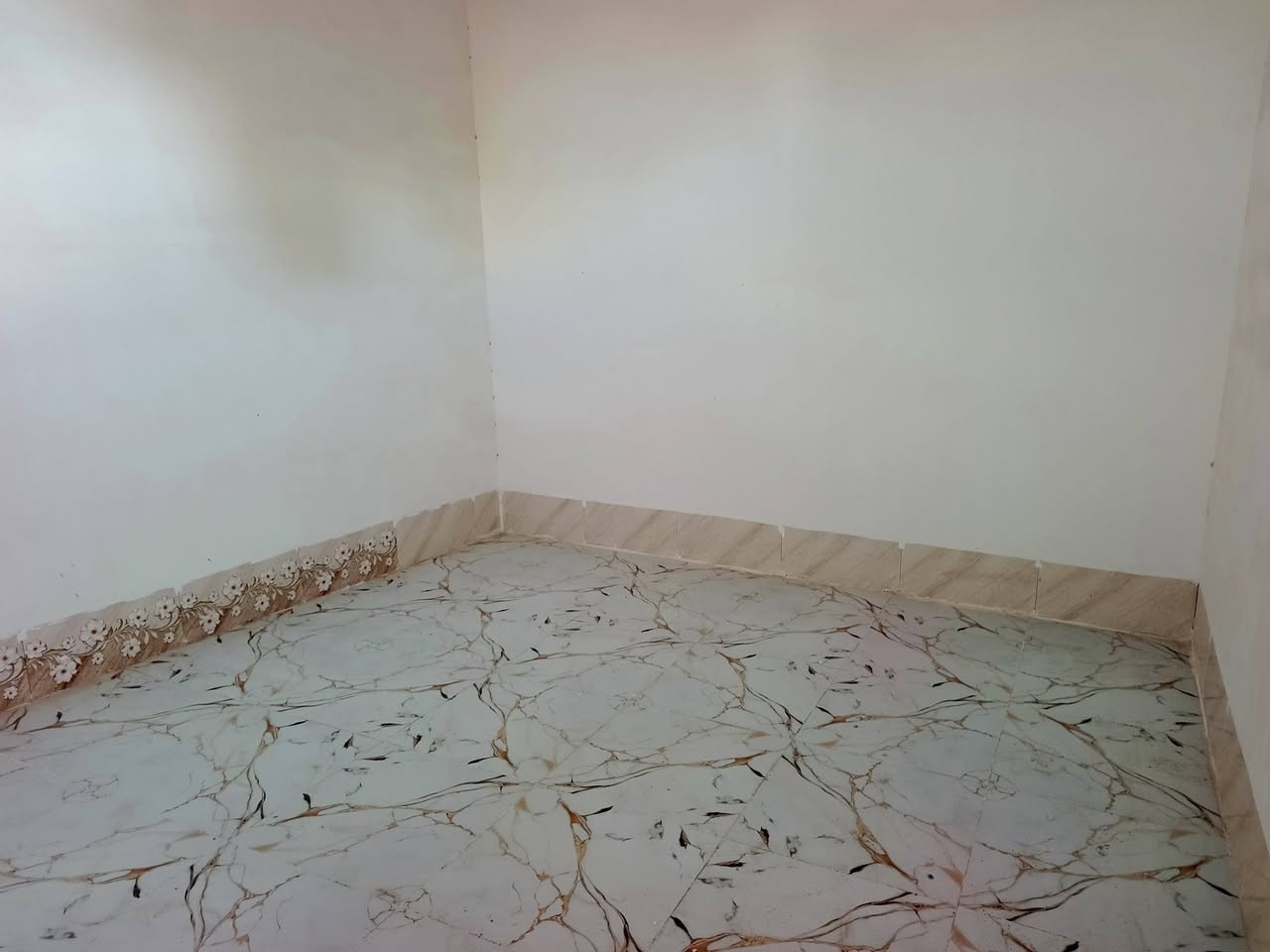 ✅للبيع دار سكن طابقين
✅المساحة 50م 
✅الواجهة 5*10م النزال
✅الموقع حي الحسين الثاني قرب المستوصف 
✅الطابق الأول غرفه ومطبخ وصحيات 
✅الطابق الثاني غرفه فقط 
✅البيت بناء حديث طابوگ عگاده تسليم مفتاح
✅الفيديو والصور أدناه توضح كافة التفاصيل 

♦️للاستفسار مراجعة مكتب الضامن للعقار الشارع التجاري مقابل منفذ المعرفه أو الاتصال 📞 
*********** واتساب
***********
