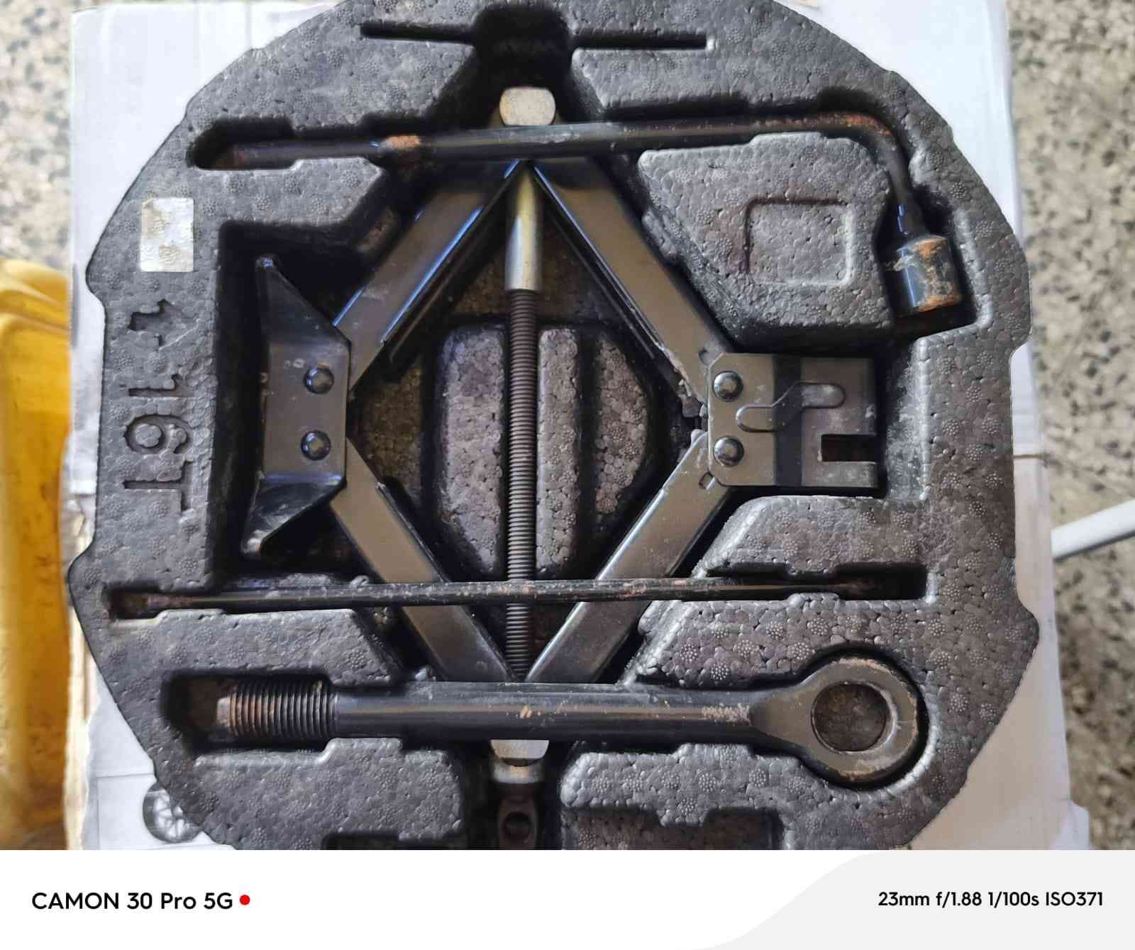 السلام عليكم
اسبير طوارى وفلينه حجم 16 و 17 يرهم كوري وياباني وbyd 
العنوان الموال بجانب كنافه القدسي خدمات العالميه 
هاتف ***********
السعر الاسبير 25الف
والفلينه 25الف 
يوجد توصيل
