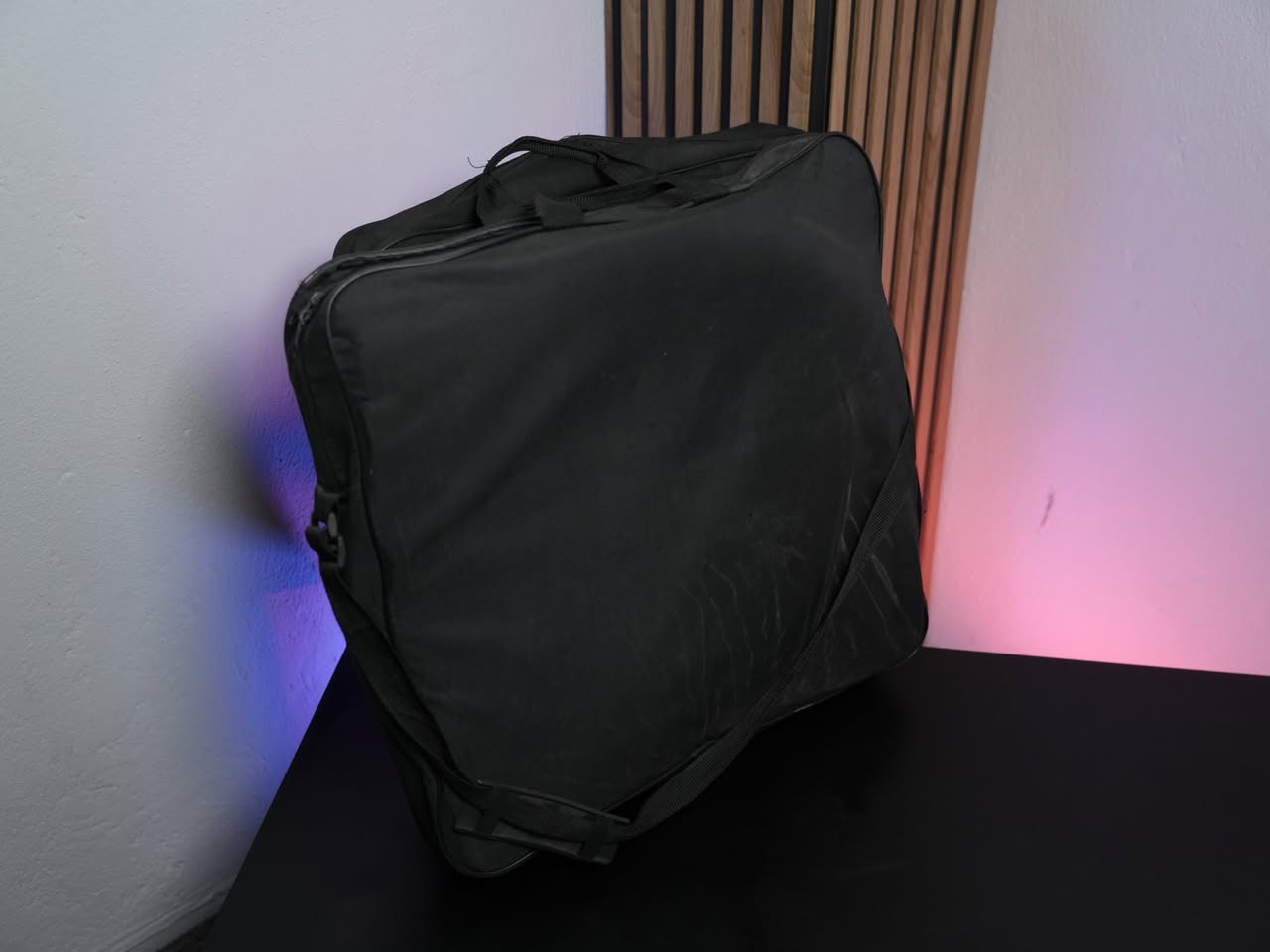 طقم رينج لايت (قطعتين) مع الحوامل - أداء ممتاز مع ذكر الملاحظات

التفاصيل:
للبيع طقم إضاءة رينج لايت مكون من قطعتين مع كامل ملحقاتهما (الحوامل والمحولات)، الإضاءة قوية جداً وممتازة لصناع المحتوى، مع وجود ملاحظات بسيطة لا تعيق الاستخدام الأساسي:

القطعة الأولى: تعمل بكفاءة عالية، لكن زر التشغيل البلاستيكي مكسور (كما هو موضح بالصور)، ومع ذلك يمكن تشغيلها والتحكم بها بسهولة دون أي مشاكل تقنية.

القطعة الثانية: تعمل بشكل ممتاز عند التشغيل، لكن بعد مرور حوالي 10 دقائق تنخفض شدة الإضاءة تلقائياً (ربما بسبب حرارة أو جهد كهربائي)، وتحتاج لإعادة ضبط.

الحوامل: متينة ومستقرة جداً وقابلة لتعديل الارتفاع.

الخلاصة: الطقم فرصة ممتازة لمن يبحث عن إضاءة احترافية بسعر مخفض جداً بسبب هذه الملاحظات البسيطة التي يمكن التعايش معها أو إصلاحها بسهولة. كالار, السليمانية


**إذا كنت صاحب هذا الإعلان وتريد حذفه لأي سبب، رجاءا أرسل رسالة إلى الدعم الفني**