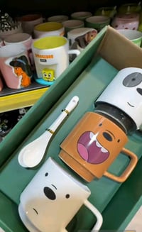 مجموعة فناجين بديكورات كارتونية جذابة، مثالية لتقديم المشروبات في الحف...