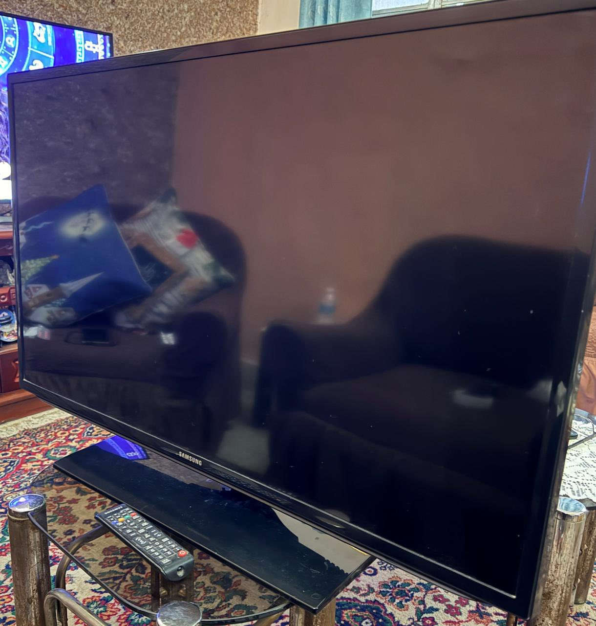 السلام عليكم
تلفزيون سامسونج للبيع موديل EA5000 LED  حجم 40 
بحاله جيدة جداً ونظيف كلش وكلشي شغال بي 
مكاني بغداد الجديدة شارع المسبح
السعر ١٩٠ الف 
***********
