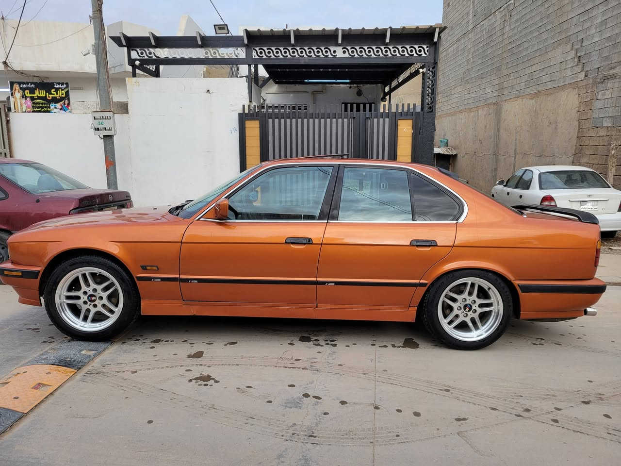 سلام عليكم 
bmw موديل  فول1990
  مکینە 20 کیر عادی 
سلايد و كشن جلد بلادي جلد 
سياره جاهزه كامله 
كهربائيه كلها شغال 
راديتر جبير جديد 
تاخم واير بلادي لوك جديد 
٤ تايرات شبح لوك 
ما بيها اى مسرف 
تبريد تدفئه خير من الله بشرط 
سياره ما بيها اى مصرف 
صبع عام للجماليه فقط بدون ضربه بدون دواخل 
حتى سقف و تكم بدون معجون 
سياره كلش نظيفه   
السعر رايد ؛ 52
مكاني كركوك 
بەس واتساب 
***********
