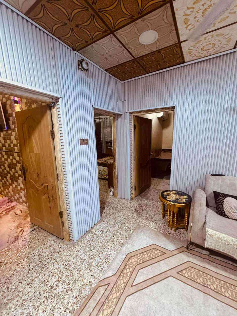 السلام عليكم دار للبيع طابو صرف المساحه 200 متر طابقين يحتوي على 4 غرف نوم ومطبخ 2 وصحيات 3 واستقبال 6/8 وكراج سيارتين ملاحضه الطابق الثاني مفصول عن الاول يعتبر بيتين العنوان شارع 80 جهت النجف براس الفرع سونار ابو الصوف السعر 200 مع المجال للاستفسار ***********
