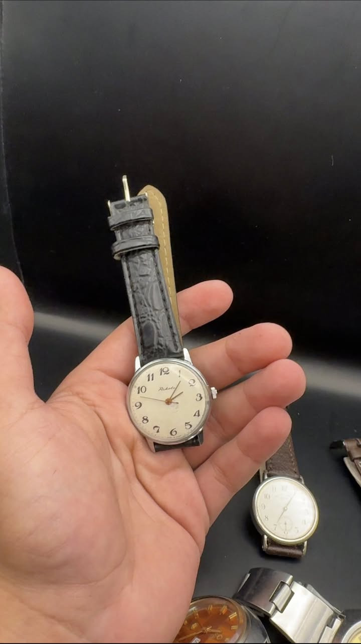 السلام عليكم شلعة ساعات تكويك واوتو وكوارتز بيهن الشغال وبيهن الي يشتغل ويوكف يحتاجلة ادامة اني ابيعهن شلعة فحم 
قطع حلوة تترتب تروح باسعار طيبة تفيد الي على باب الله
الاستفسار خاص او واتساب
***********
