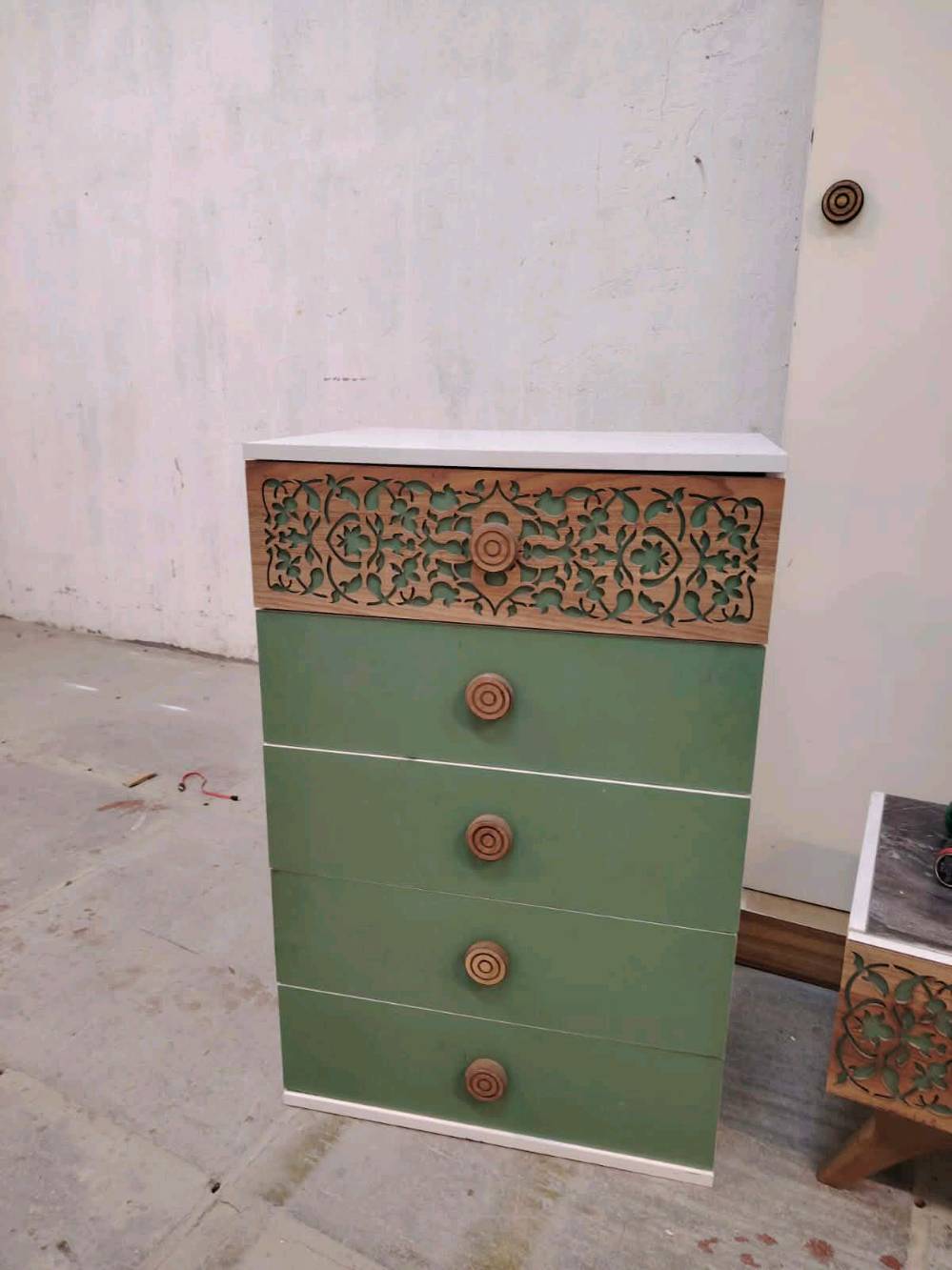 غرفة نوم مستعملة🇹🇷
 نضافة90 ٪💯
عدد القطع / 10 
نضام / أسلايت +باب إضافي 💢
شازلون / مخزن 📥 سرير مخزن🤌
سعرها 800💸
شد ونقل داخل بغداد مجاني🚛
يوجود توصيل محافضات 🚛