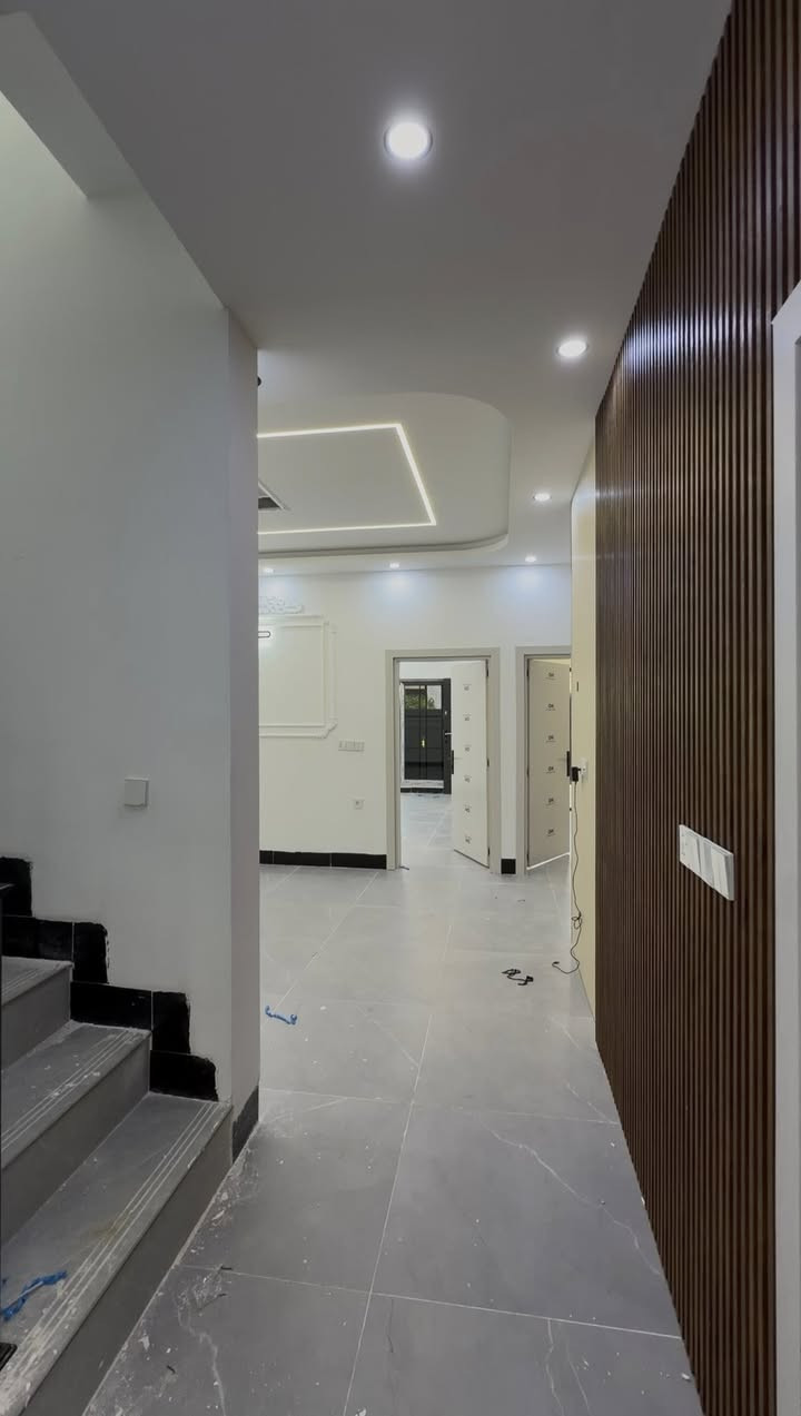 حي المعلمين مقابل جامع الفتح
بيتين للبيع ١٥٠متر واجهة ٧.٥متر 
فول مواصفات تصميم نيو كلاسيك
عرض الشارع ١٠متر 
.
لمعرفة السعر اكتب (تم)
***********
