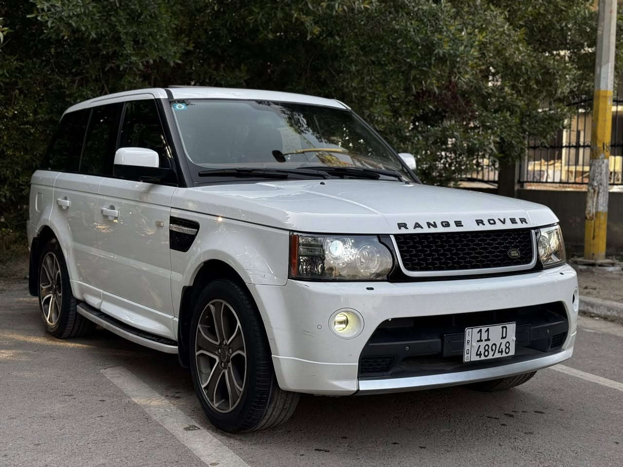 السلام عليكم
رانج روفر 

٢٠١١ 

خليجي 

مكفولة من الضربة والصبغ 

فول مواصفات

سلايد روف

بصمة 

كشنات جلد مشمشي

قمارة كنتارة

شاشة جبيرة

لايت زنون

مري شفط

كشنات خزن

محرك ٨ سلندر

لايت لد

كشنات كهرباء

تحكمات ستيرن

شفتات سرعة

ماوس

السيارة ترايها كلش حلو

صفر مسج 

جكات 

وبعد بيها هواي مواصفات

رقم بغداد الجديد بأسمي 

السعر ١٣٨ ورقة

الرقم *********** 

العنوان بغداد حي الجامعة
