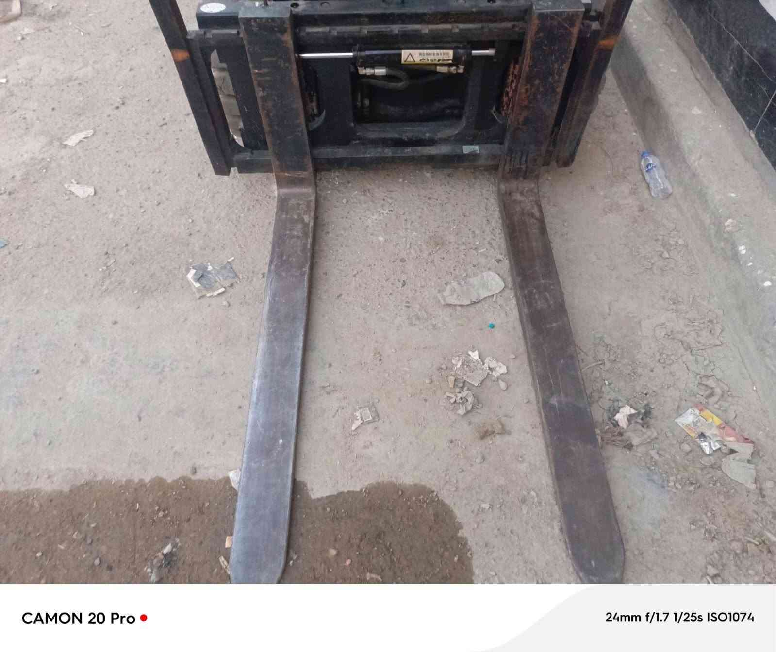 رافعة شوكية موديل 14 ثلاثة ونص طن  ثلاث حركات جب عالي ميكانيك مكفول السعر 125 مكاني بغداد الشعب *********** رقمي
