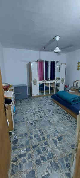 السلام عليكم بيت للبيع المساحة 100متر 20×5 طابقين ثلاث غرف نوم واستقبال وصالة و وطابق الثالث مخزن 5×5 العنوان بستان الكمالية السعر85  الرقم ***********
