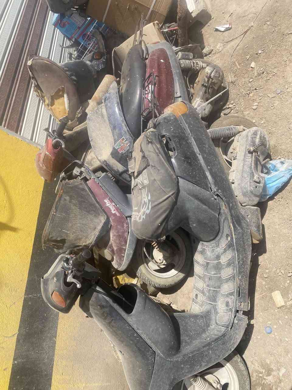 السلام عليكم دراجات للبيع خمسه شغالات والباقي يرادله تصليح بسيط واكو بيهن تفصيخ واكو كوم مكاين شغاله وكفرات فراشه بطه ام البرده بيكم كلمن وحسب سعره واذا شلع اراعيكم بيهن للاستفسار *********** مكان المسيب شارع السينما قرب رضا ابو الدراجات
