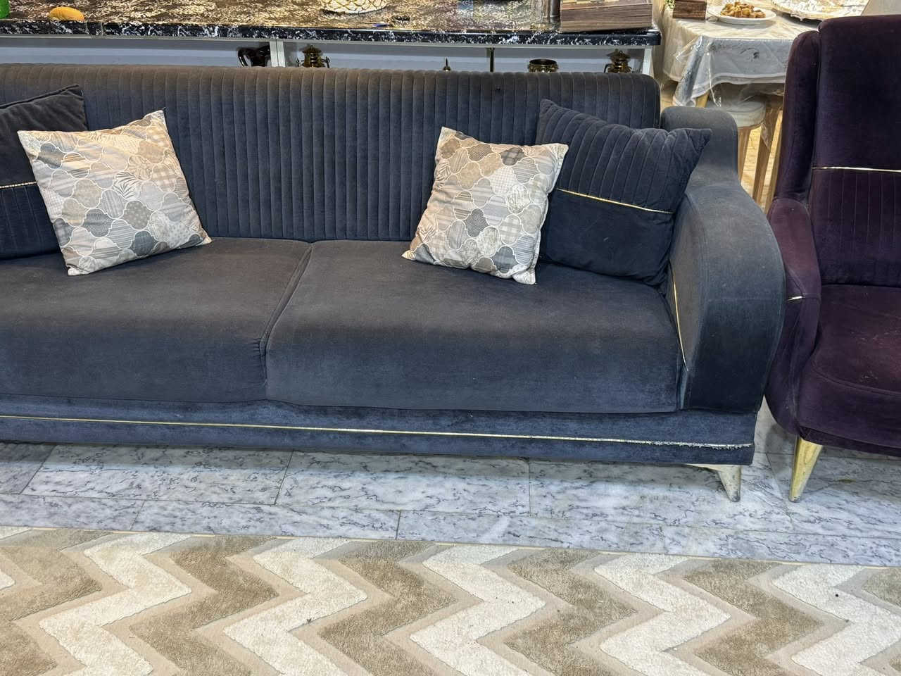 تخم قنفات ٨ مقاعد نظيف جداً بدون اي ضرر السعر ٦٥٠ الف  العنوان : حي العامل الاولى  للاستفسار : ***********
