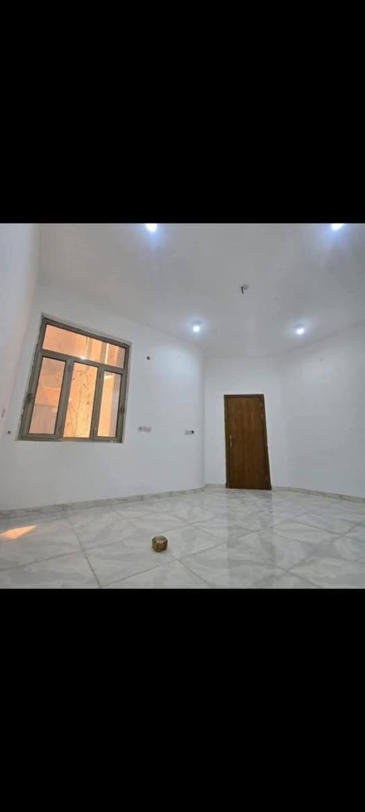 #اللهم صلِ على محمد وال محمد

#دار سكن الشراكية الثالثة خلف مجمع بوابة المثنى 

#المساحة 200 متر طابق واحد بناء 2024 كونكريت مسلح عالي عن الشارع 

#تفاصيل الدار غرفتين وصالة وبراني وطارمة وصحيات داخلية وخارجية الدار فارغ حالياً 

#السعر 130 مطلوب 25 وبيد البائع 105 مع المجال التسديد الشهري 200

للاستفسار اكثر عن موقع العقار الاتصال على الارقام التالية او مراجعة مكتب عقارات المختار شارع زمزم قرب حسينية السيدة زينب عليها السلام 

*********** يوجد واتساب 
***********
