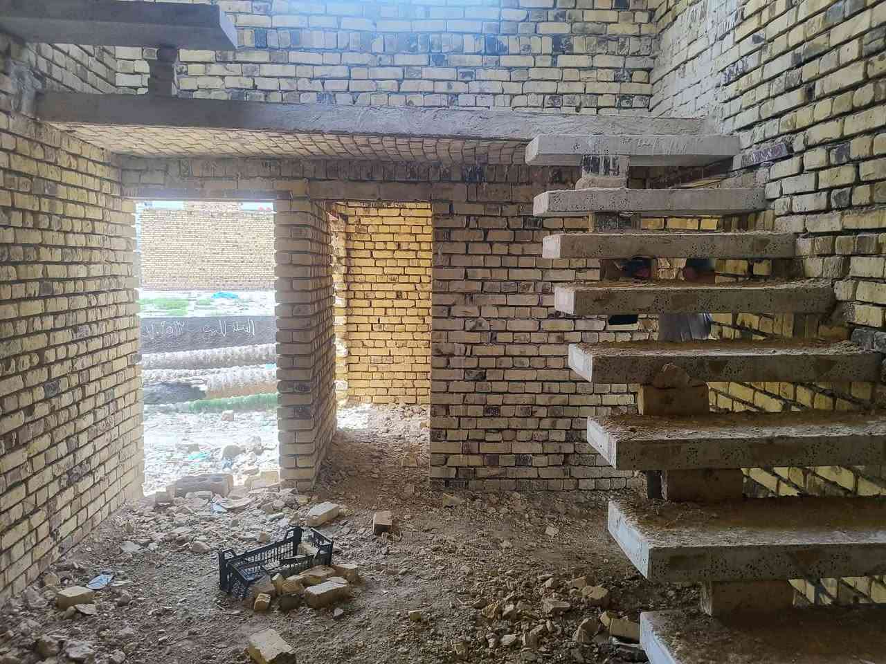 هيكل للبيع مساحتها 240خلف ملعب بيت نصيف طابو زراعي سند 25 بناء طابوك وعكاده متكون من
غرفة نوم عدد 3.  4*5
صاله 4*6
مطبخ 4*4
استقبال 4*5
مجمع صحيات دخليه 
سعرها 50وبيها مجال 
اي استفسار اتصل على الرقم التالي 
***********
