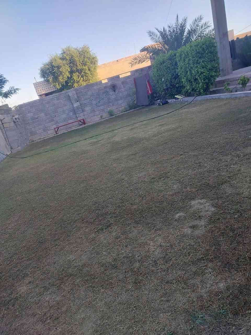 السلام عليكم /بيت للبيع مع قطعه ارض المساحه 1/150متر مساحت البناء 500 وكدامه قطعه ارض ع شارع اربعين وكدامه خدمي السعر 225 حبايب لموشراي ليعلق لاستفسار    ***********
