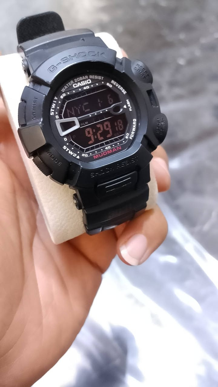 كاسيو جي-شوك مودمان طراز G9000-1. 
تتميز هذه الساعة بالعديد من المواصفات والميزات المصممة للمتانة والاستخدام في الظروف القاسية:
المتانة والبنية:
مقاومة الصدمات. 
مقاومة الوحل والأتربة. 
مقاومة درجات الحرارة المنخفضة حتى -20 درجة مئوية. 
هيكل وإطار من الراتينج والفولاذ المقاوم للصدأ. 
مقاومة الماء:
مقاومة للماء حتى عمق 200 متر، مما يجعلها مناسبة للأنشطة البحرية والرياضات المائية الجدية. 
الميزات والوظائف:
إضاءة خلفية LED مزدوجة تلقائية. 
توقيت عالمي يغطي 29 منطقة زمنية و48 مدينة. 
5 منبهات يومية وإشارة عند مرور كل ساعة. 
ساعة إيقاف 1/100 ثانية. 
مؤقت عد تنازلي. 
تقويم تلقائي كامل (حتى عام 2099). 
تنسيق عرض الوقت بنظام 12/24 ساعة. 
المواصفات المادية:
حجم الهيكل: 52 × 46.3 × 16.3 ملم. 
الوزن: 56 جرام.


**إذا كنت صاحب هذا الإعلان وتريد حذفه لأي سبب، رجاءا أرسل رسالة إلى الدعم الفني**