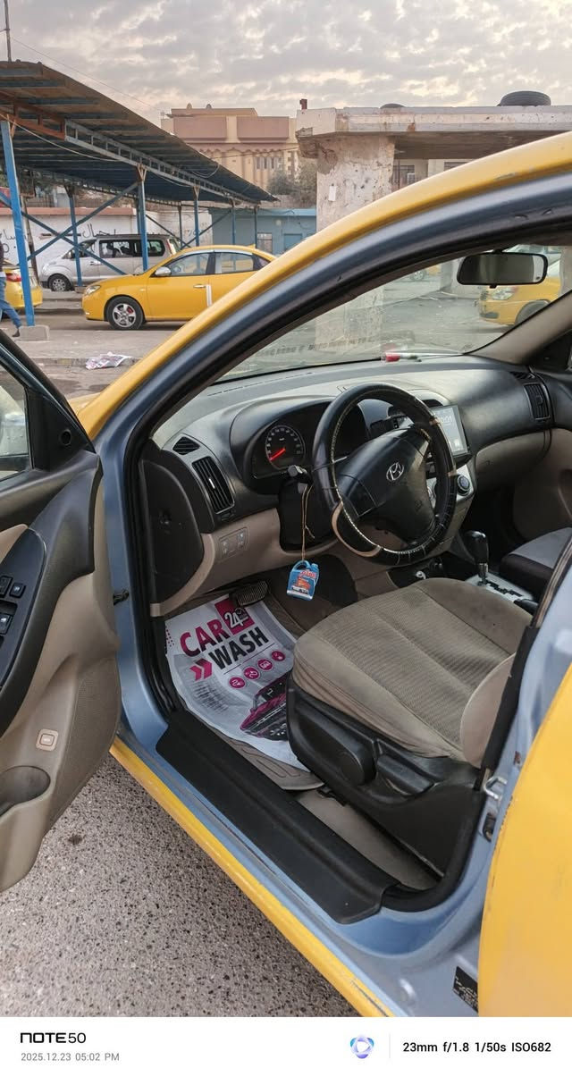 اسلام وعليكم
الانترا 2011 
الضرر طخه بل صندوق بدون دواخل + تلقيطات تكسي 
كاربون بانزين 
رقم نينوى والسياره بأسمي 
السعر 105 
مكان السياره زمار 

***********
