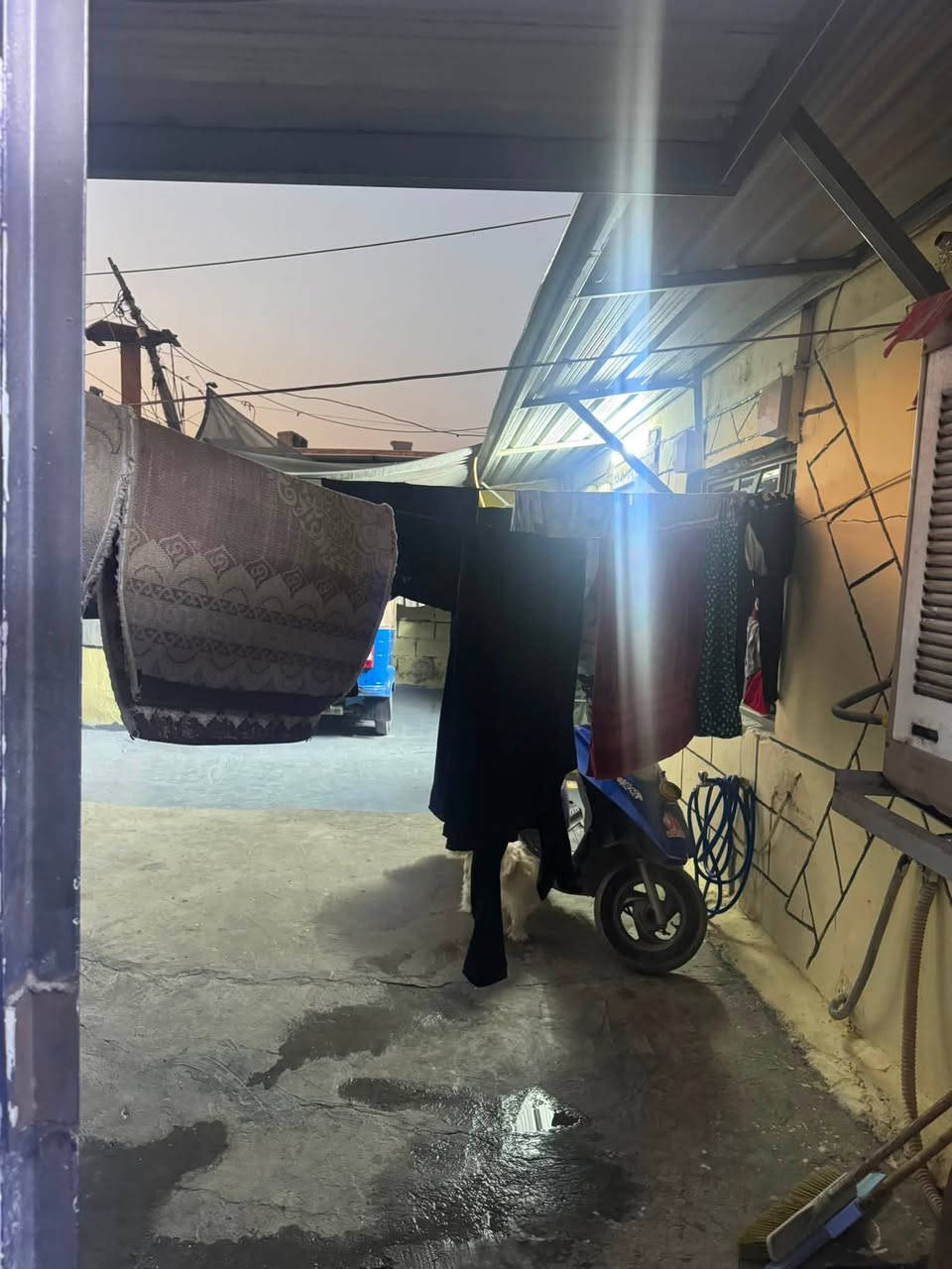 سلام عليكم بيت تجاوز مساحته 200 غرفتين وصاله وحمام وحديقه خارجيه وطرمه كبيره قمريه بل طرمه مال مطر البيت جاهز من كلشي يعني اجيب غراضك وتكعد مدرس قريبه عليك مي كهرباء وطنيه كلش زينه  البيت البيت الله  شاهد  كلش نضيف المكان الدوره نهايت شارع ستين مقابيل قاعت باور هاوس السعر 14 وبي مجال متواجد خاص واستاب هاذه رقمي ***********
