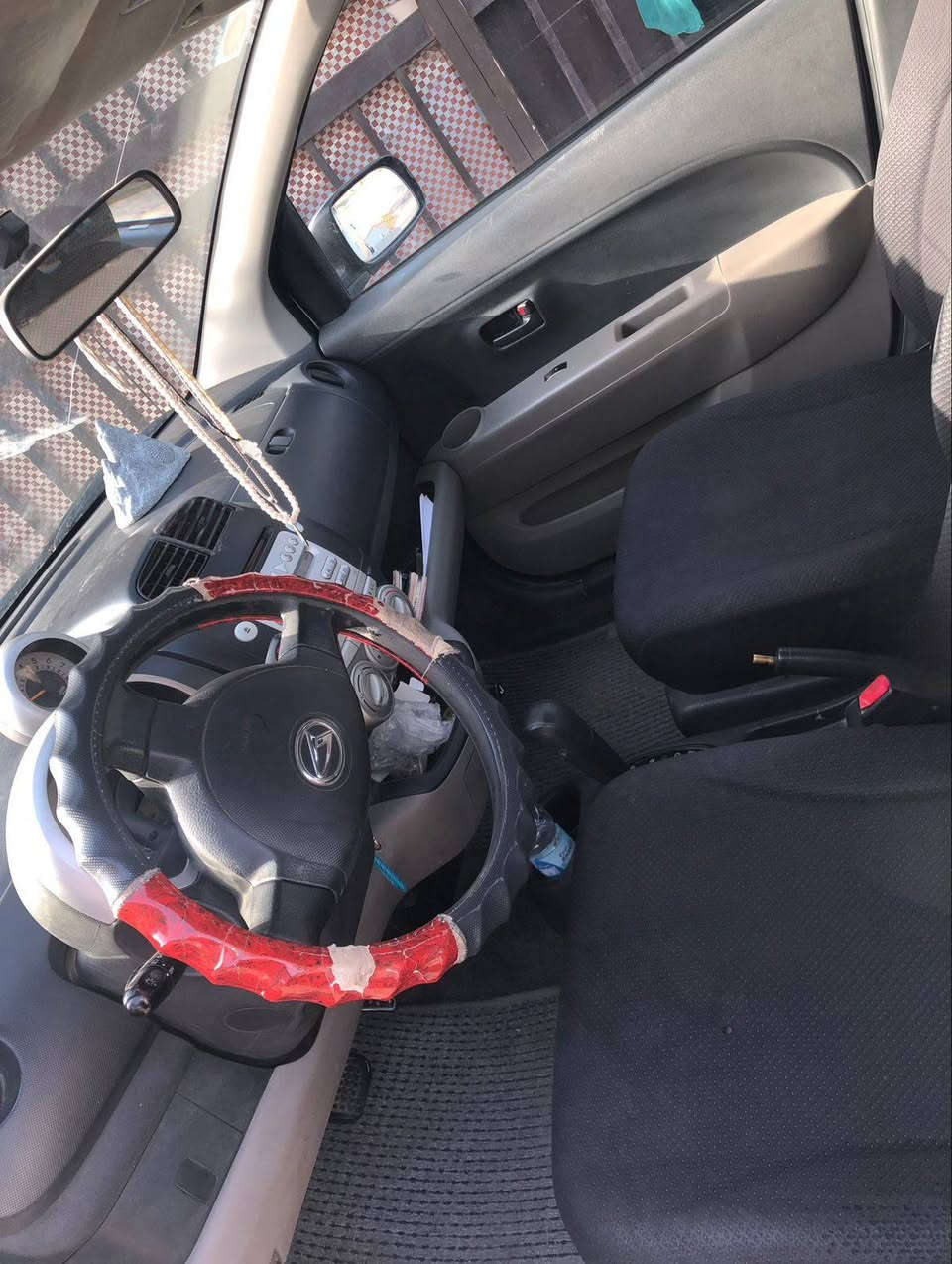 سياره للبيع
نوع داهستو ياباني
موديل ٢٠٠٦ رصاصي
بيه ضربه بسيطه  بالباب الامامي
ويراد تبديل دجه كير بس هي تمشي عادي
كير اوتوماتيك
تبريد ثلج وتدفه شغالات
سعره 59ورقه
عنواني الشعب اي ستفسار ع الخاص وتدللون


**إذا كنت صاحب هذا الإعلان وتريد حذفه لأي سبب، رجاءا أرسل رسالة إلى الدعم الفني**