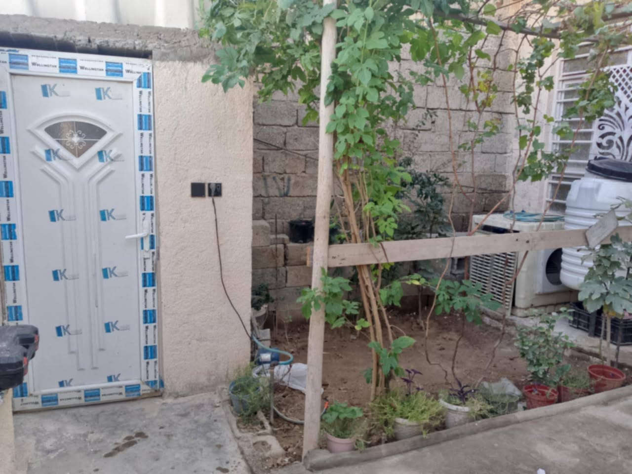 بيت للبيع 100 متر قاط ونص
 مكانه الحسينيه مال راشديه خدمات مصقط يم حسينه الزهراء سعر 50 وبي مجال للشراي تفاصيل خاص او تصال ***********
