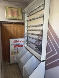 عندي هذا عارضة ترهم ملابس ترهم لاي شي ثاني وبيهه 3 خانات كبار بعده جدي...