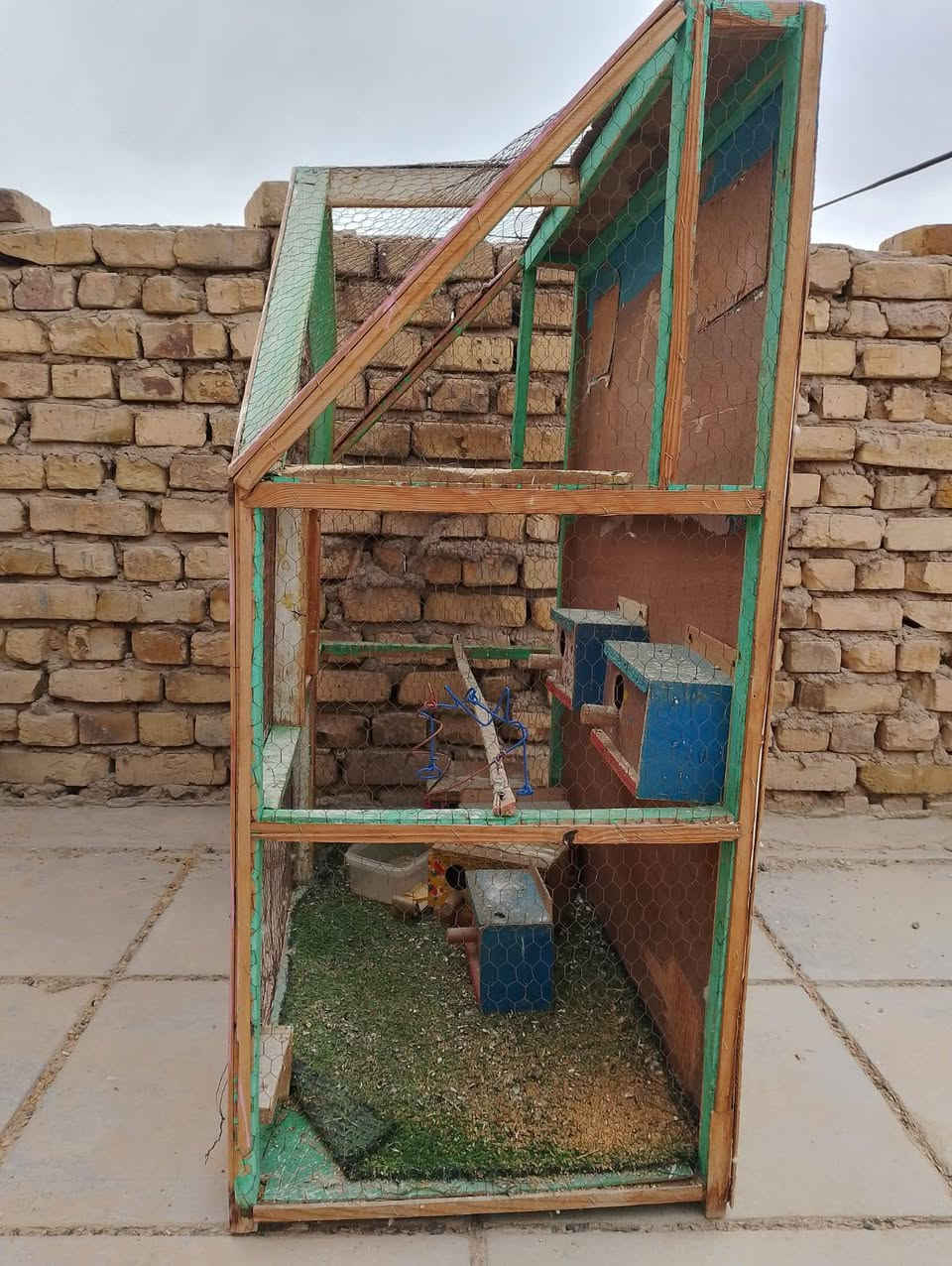 قفص مستخدم للبيع طول ١.٢٠العرض ١.٢٠ النزال ٧٠ قفص مثل ما شوف بصوره مع جراره اكل السعر ٢٥وبي مجال الجيه مكاني ناحيه اور اسديناويه للتواصل هذه رقمي ***********واتساب او مخابره موجود
