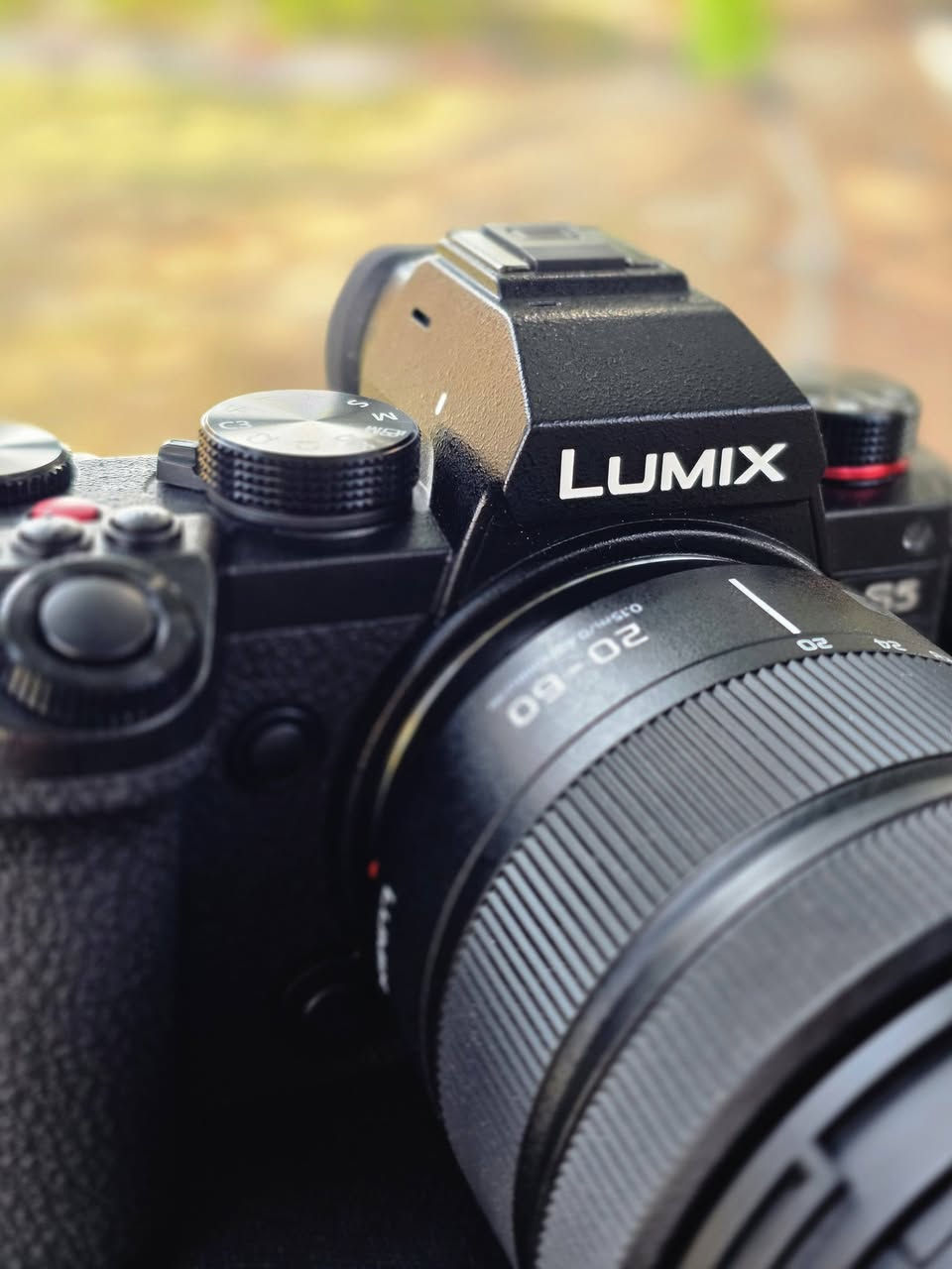 السلام عليكم للبيع كامرة
Lumix S5D جديده كلش شترها ماعابر ٣٠٠ صوره
🎬 4K UHD داخلي:
حتى 60p/50p بدقة 4K بعمق لوني 10-bit 4:2:0.
حتى 30p/25p بدقة 4K بعمق لوني 10-bit 4:2:2 (مدة تسجيل 30 دقيقة).
بدون حد للمدة عند تسجيل 4K 30p/25p 8-bit 4:2:0. �
باناسونيك
💻 إخراج HDMI:
يدعم 4K 60p/50p 10-bit 4:2:2 للإخراج الخارجي بدون حد زمني. �
باناسونيك
📀 فيديو RAW خارجي:
إلى Atomos Ninja V بدقة 5.9K (29.97/25p)، 4.1K (59.94/50p)، و3.5K أنامورفيك (50p). �
باناسونيك
🌀 Slow & Quick Motion:
في 4K من 1 إلى 60 fps (حتى 30× سريع / 2.5× بطيء).
في FHD حتى 180 fps (حتى 60× سريع / 7.5× بطيء). �
باناسونيك
📊 أدوات احترافية مثل Vector Scope وMaster Pedestal وSS/Gain للتحكم في الألوان والتعريض. �
باناسونيك
🎨 دعم V-Log / V-Gamut لنطاق لوني وديناميكي عالي. �
باناسونيك
📸 الصور الثابتة (من غير الفيديو)
📷 مستشعر كامل-الإطار 24.2 ميغابيكسل CMOS. �
باناسونيك
📈 تقنية Dual Native ISO لأداء نظيف في الإضاءة الضعيفة، حتى ISO 51200. �
باناسونيك
🛞 تثبيت صورة داخلي (5-Axis Dual I.S.) قوي حتى حوالي 6.5 توقف مع عدسات متوافقة. �
باناسونيك
🧠 نظام AF مع دعم LiDAR اختياري (يُشترى منفصلًا). السعر مليون ونص 
***********
***********
يوجد توصيل

Camera Jabber
