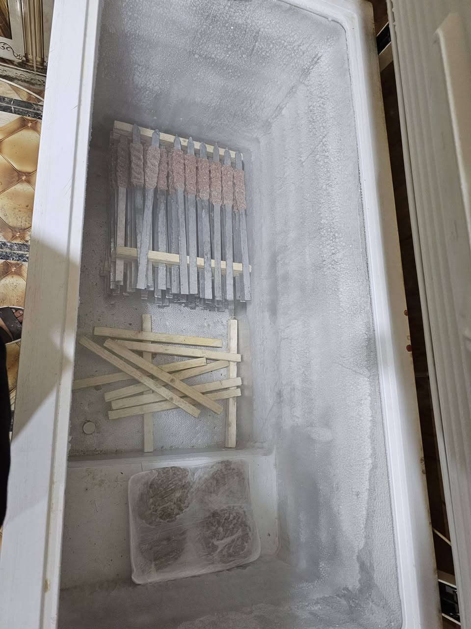 السلام عليكم أغراض للبيع 
منقلة مترين الا شويه للبيع 
مجمدة حجم ١٦ للبيع مستخدمه 
قاطع خشب ارتفاع ٢ ونص وعرض ٣ أمتار 
سنك سيراميك متر وربع اخو نضيف 
مكينه حمص  اخت الجديدة ماطور بانزين حجم ٢٢ 
٤ ميز طعام + ١٢ كرسي عضم عاج 
للاستفسار على الرقم *********** او مراسلة الصفحة
