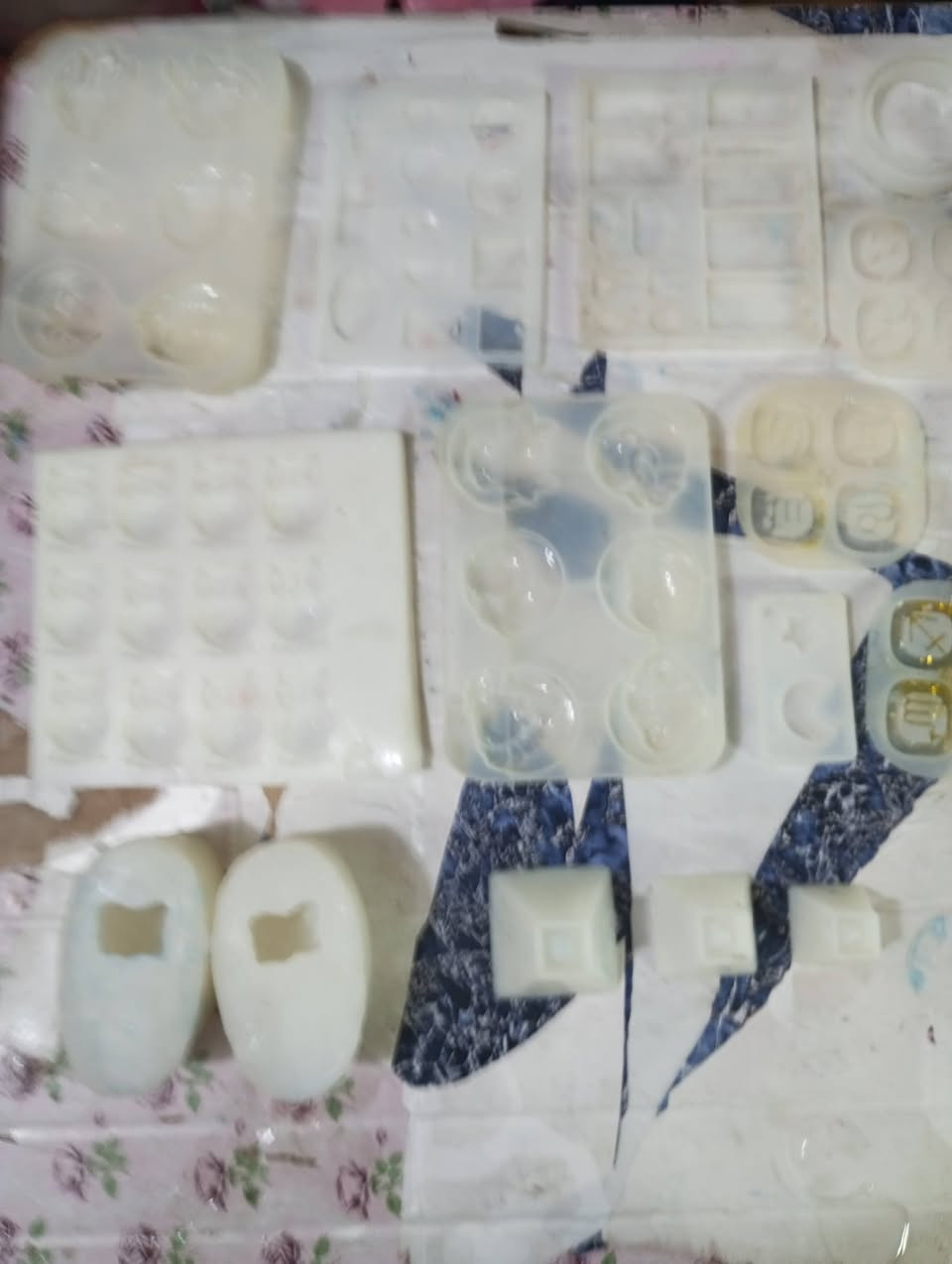 قوالب ابراج عدد ٥
قوالب اكسسوارات ٣
قالب بومه ميداليه عدد١
قوالب بومه تحفيه عدد ١ 
قوالب طير عدد ٢
قالب دب عدد ١
قوالب اهرامات عدد ٢
قالب سبحه عدد ١
قالب شكر دان عدد ١
عليه سلكون عدد ١
ربع بطل ريزن
ربع بطل مثبت
المهتم والي يريدهن يراسلني خاص


**إذا كنت صاحب هذا الإعلان وتريد حذفه لأي سبب، رجاءا أرسل رسالة إلى الدعم الفني**