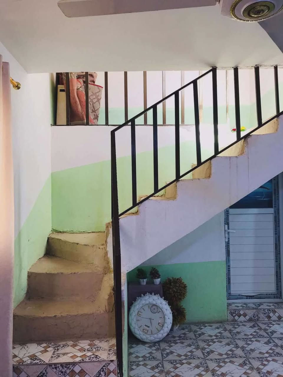 دار للبيع حي رحمة شارع مقرنص شارع كيات 100مربع طابقين ركن عالي عن شارع يحتوي عل 3 غرف نوم 2 صالات استقبال مجموعة من صحيات فوك جوة سعر 50بي مجال قليل  استفسار اكثر***********
