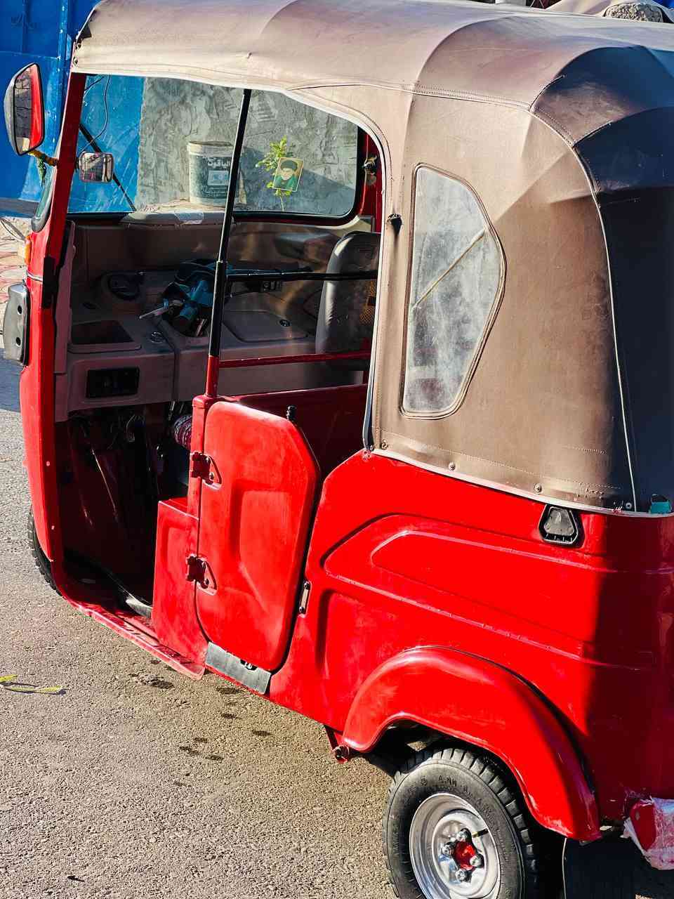 السلام عليكم تكتك 21 رقم وسنويه تكتك كفاله من لمعجون ولصبغ  كهربائيات كله شغاله محرك بس بستم تخم تاير جديد. مكاني المجر الكبير السعر 7و 600 وبيها مجال ***********
