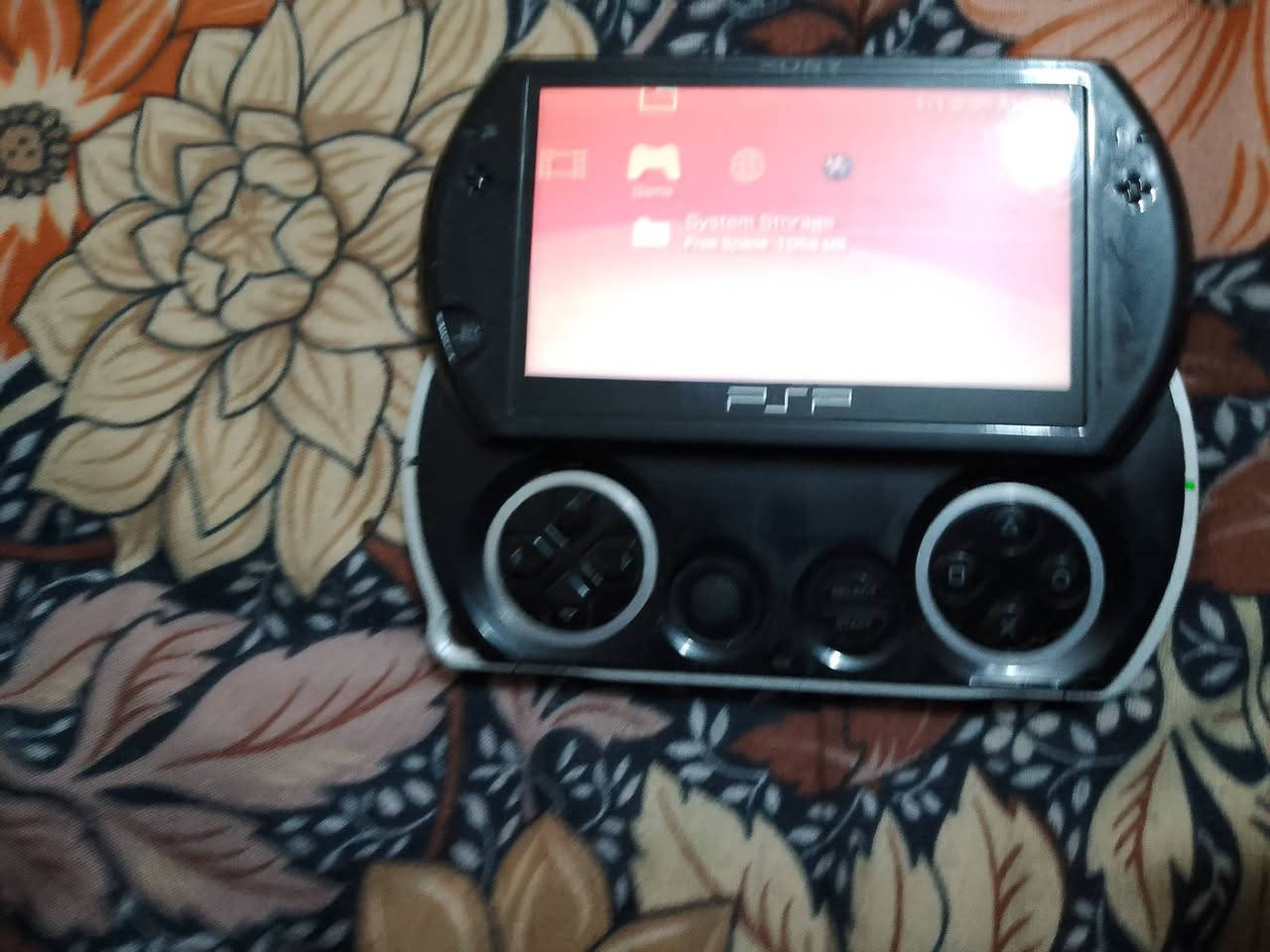 PSP go
السعر 90الف رام 16
بي 15لعبه
مكاني مدينه الصدر 
رقمي ***********
