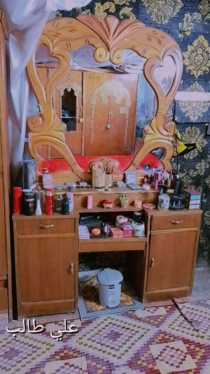 لام عليكم عندي هاي الغرفه نضيفه مثل مشوف السعر ٣٠٠ بيهه مجال بسيط مكاني بغداد الحسينيه ***********
