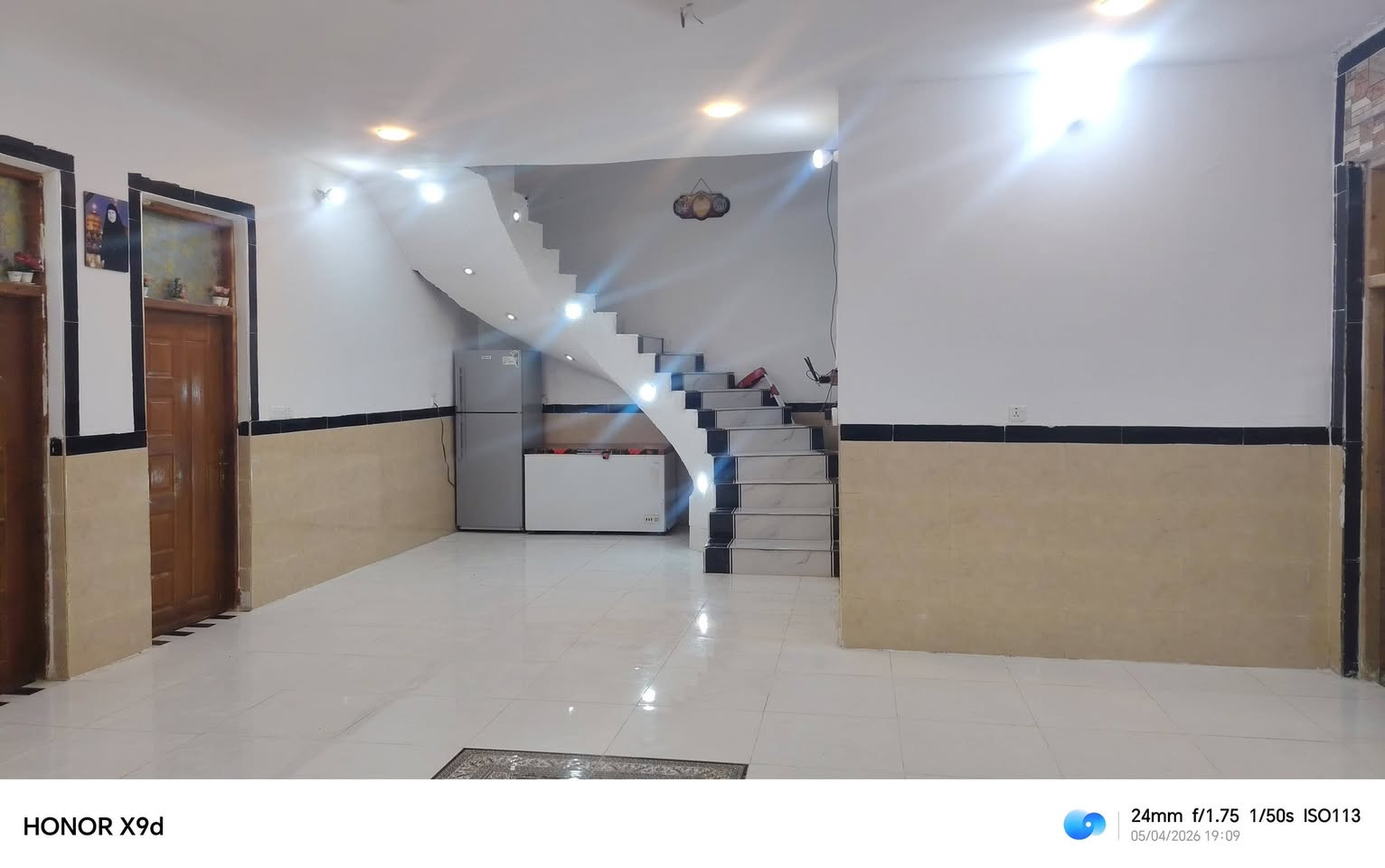 السلام عليكم دار للبيع خلف مدرسه التراث الجديده المساحه 570 متر بناء 2024 بناء درجه اولى ***********
