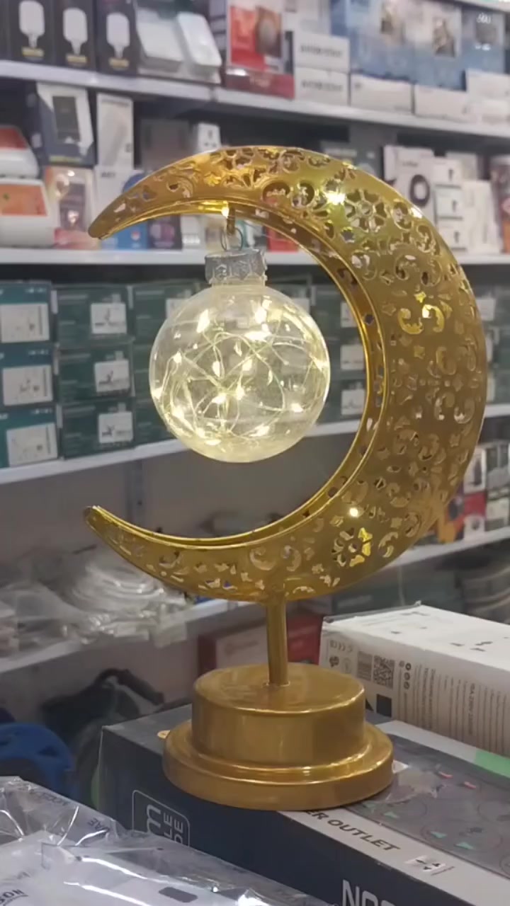 ضيفوا لمسة سحرية لليالي رمضان ✨🌙
بين الهدوء والجمال.. يجي مصباح الهلال ليضيف لمسة من النور والدفء لبيوتكم. تصميم ذهبي مزخرف يعكس أجواء الشهر الفضيل في كل زاوية
السعر 8 ألف 
العنوان كربلاء طريق الحر شارع مدارس العميد
للاستفسار 
***********
