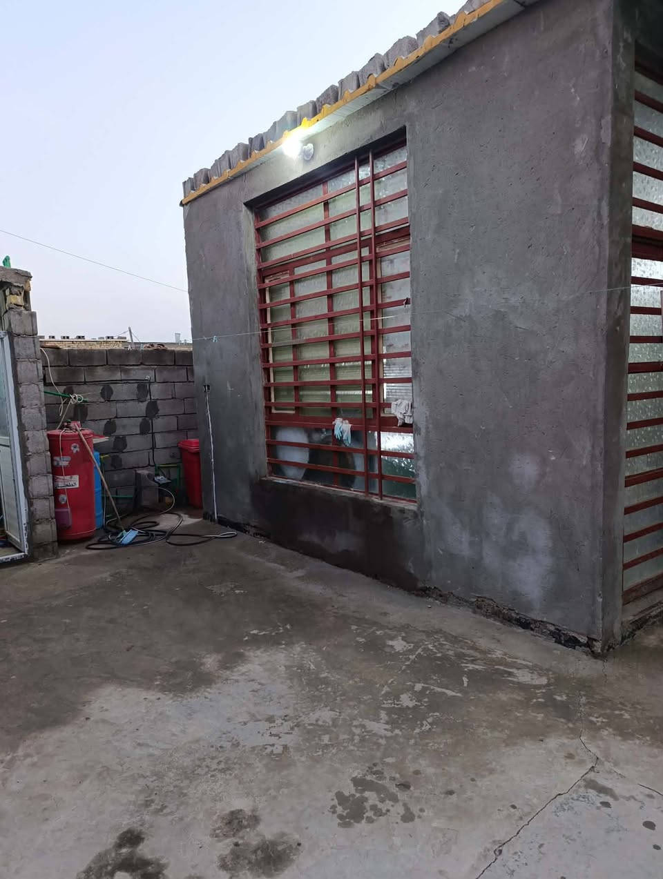 بيت للبيع مساحه 350 متر طابو زراعي مرقم بشارع النفط 
بشارع سيد عمار مقابل مكتبة نعيم بناء حديث بلوك مرتب
سقف سندويش يحتوي على 3 غرف نوم وهول وستقبال ومطبخ وصحيات وحديقه يبعد عم شارع العام 600 متر السعر 28 وبي مجال لشراي الاتصال ***********
