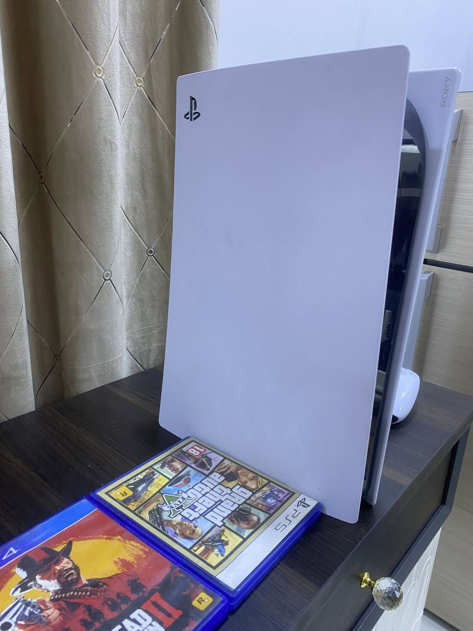 بلي فايف مستخدم نضيف جداً ستعمال قليل جهاز لا مفتوح ولا مصلح ع الفحص ويا ثنين جوستك وقرصين وكارتونته. موجوده وكامل ملحقات السعر ٦٥٠ ومجال قليل مكاني نجف ***********
