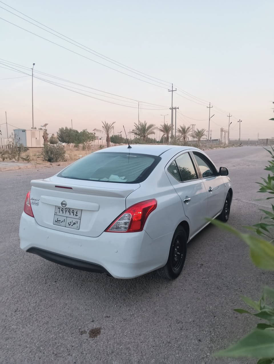 السلام عليكم نيسان سني هندي ام البليتة الزركة 
مديل 2022 
بيها بارد بباب السايق
وكرت بداير الجاملق الخلفي 
والباقي مكفول 
مكينة كير مكفولات تبريد ثلج 
وكالة وتحويل مضمونات 
مواصفات نيسان معروف 
سـعر 100 وبيها مجال 
مكان نجف 
رقم ***********
