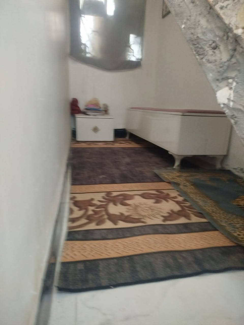 بيت 120م قرب جنات الكوفة غرفة وصالة ومطبخ واستقبال وحمامات اثنين وطرمة كبيرة مسقفه كيسبان قرب اسواق بركات ام البنين  ثالث بيت عن الشارع السعر 38 وبيه مجال  ***********
