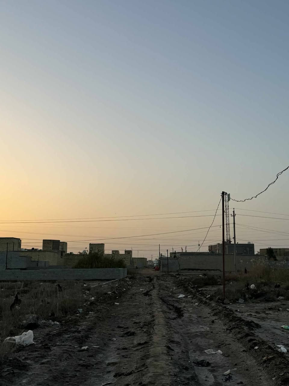 السلام عليكم قطعه للبيع مقابيل سما الفراات عبور الشارع تنزل حوالي 200متر شارع عدل للشارع لعام المساحه (200)10 ×20 السعر ب8وبيها مجال والي يبيعها الي  الة 75 الف *********** للتواصل بي وتساب
