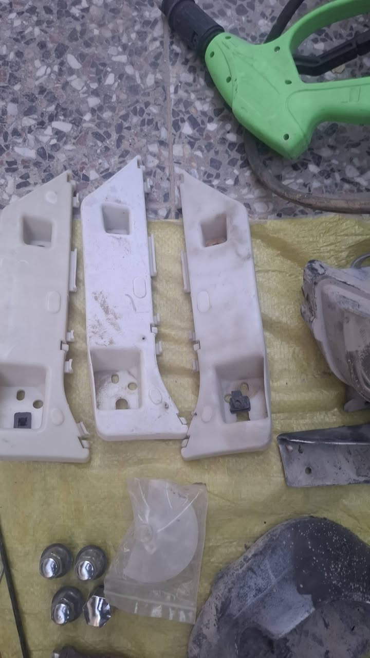 السلام عليكم 
غراض امكراندc7 بك لايت ايسر بلادي سعره ١٥ مغازل ايمن وايسر جدد ١٠ ثنينهن ماسكات  عدد٣ سهرهن ب٥  سيم يده باب ب٥  مراسله واتساب *********** نجف
