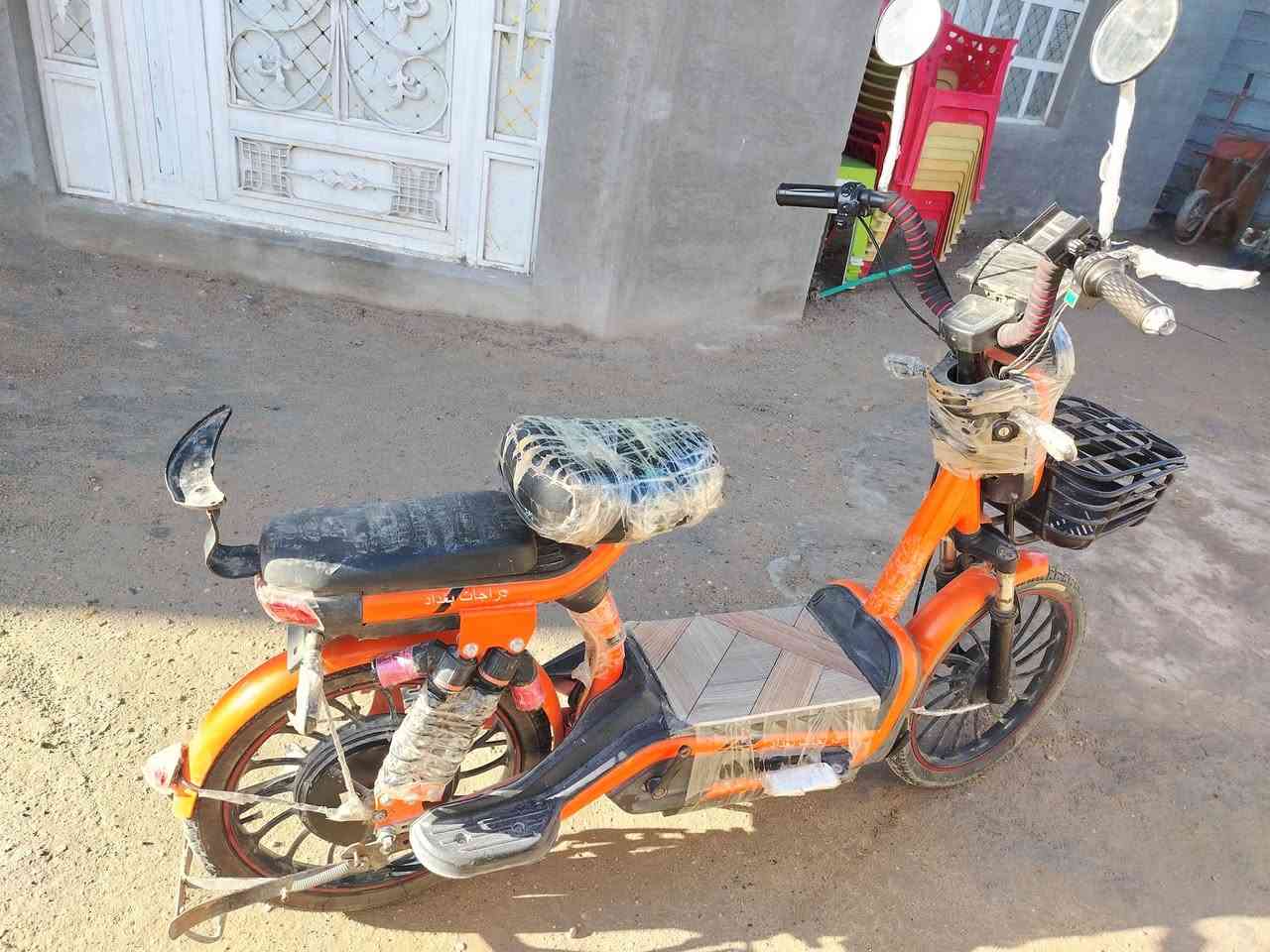 السلام عليكم ماطور نظيف بطاريات جدد تايرات جدد جاهز السعر 250مجال قليل مكان غريب ع  علي غزاي رقم هاتف  ***********
