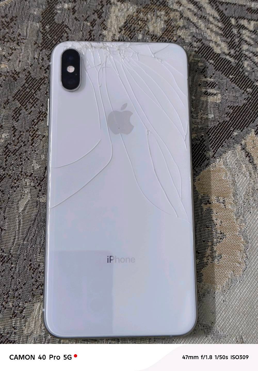 هاتف آيفون معروض للبيع بحالة مستخدمة. الجهاز يحتوي على بعض الكسر في الغطاء الخلفي ويعمل بشكل جيد. البطارية بحالة مقبولة بنسبة 75% كما هو موضح في الصورة. مناسب للاستخدام الشخصي اليومي. السعر قابل للتفاوض ضمن المعقول.