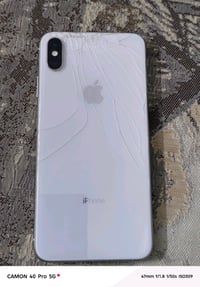 هاتف آيفون معروض للبيع بحالة مستخدمة. الجهاز يحتوي على بعض الكسر في ال...